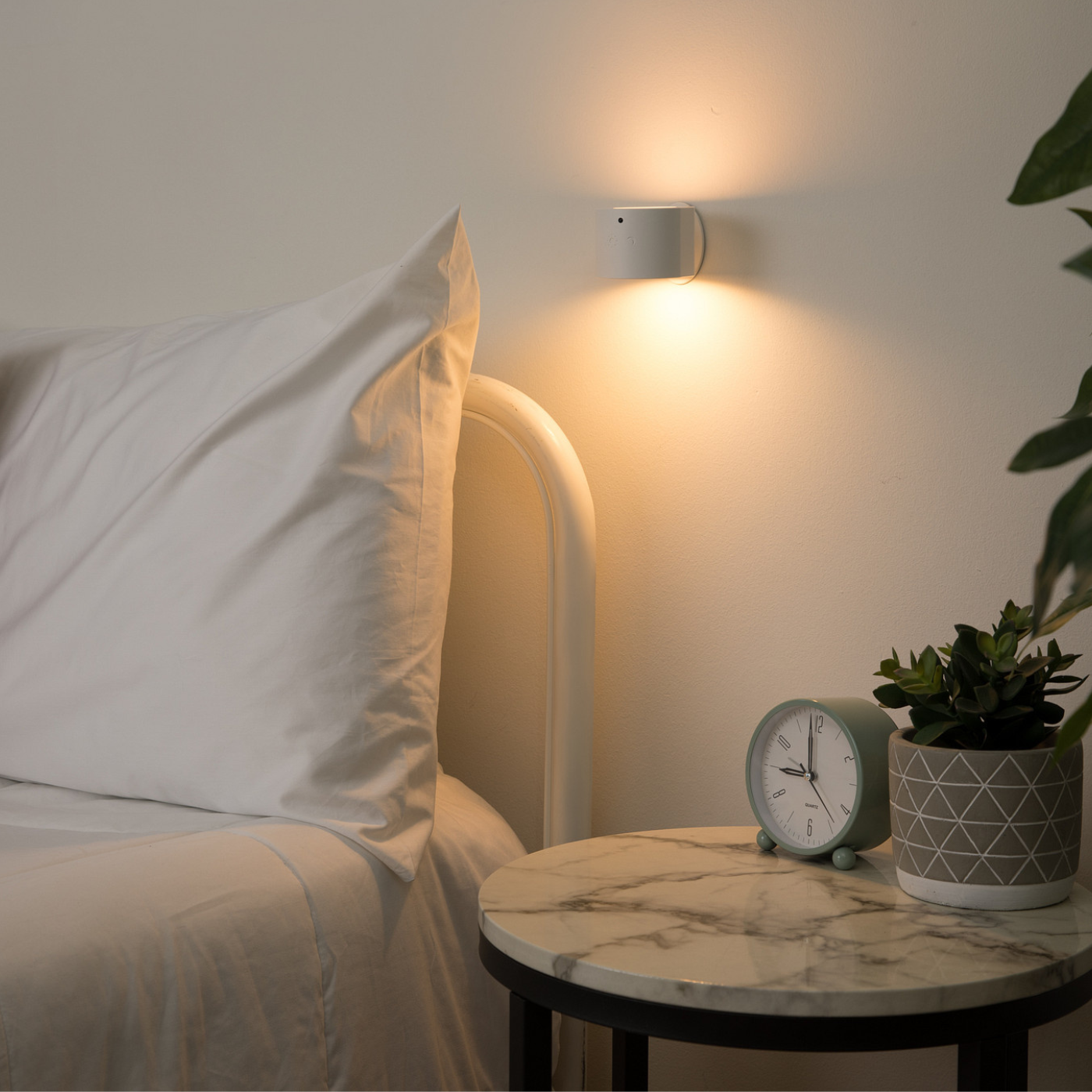 Suvira lux wall light