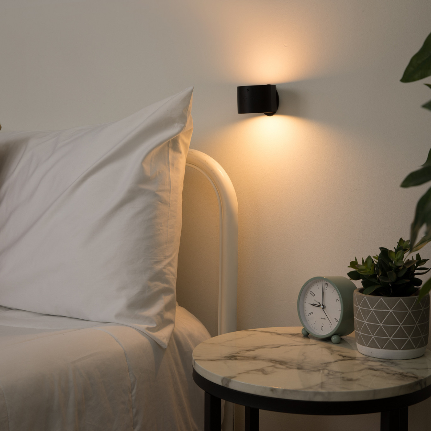 Suvira lux wall light