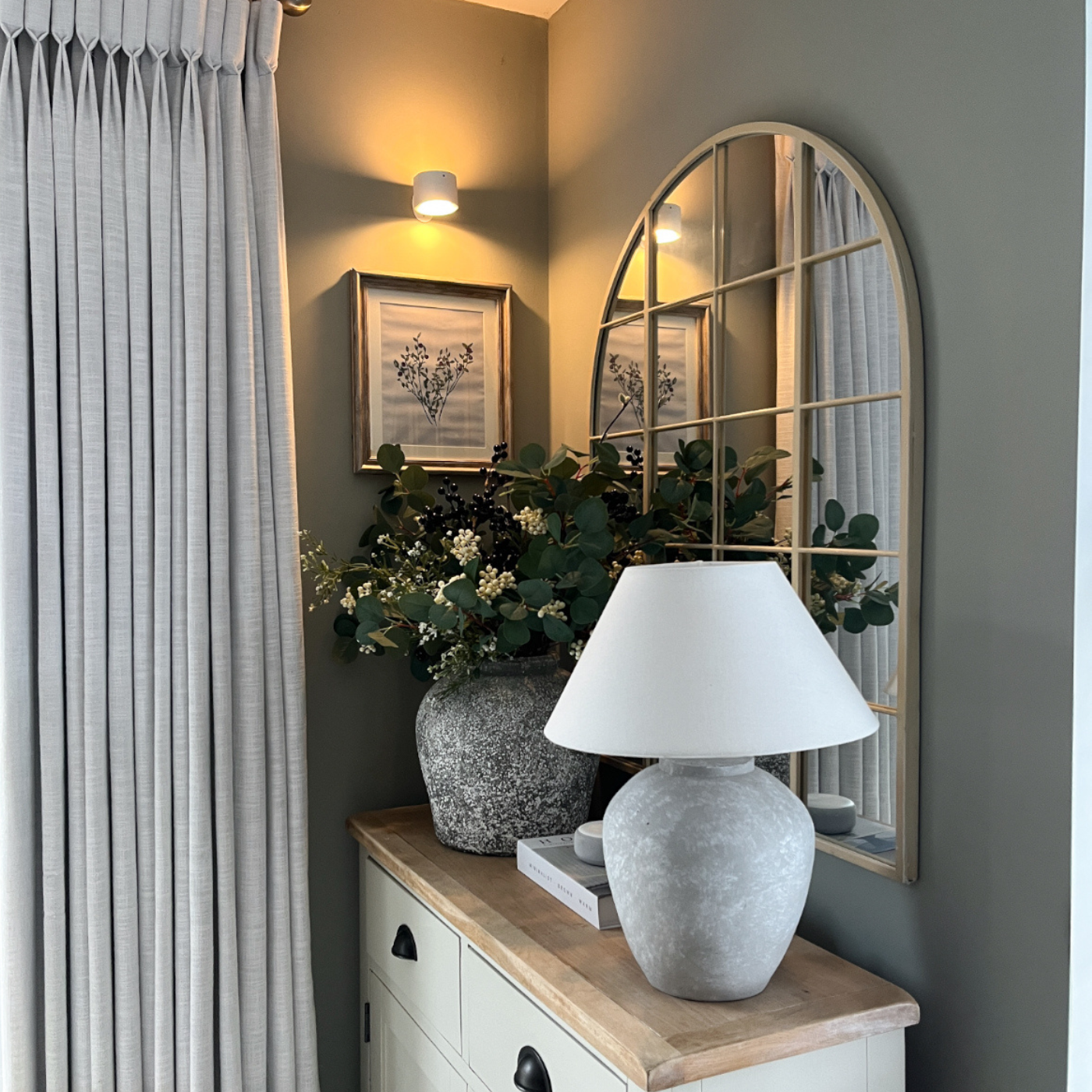 Suvira lux wall light